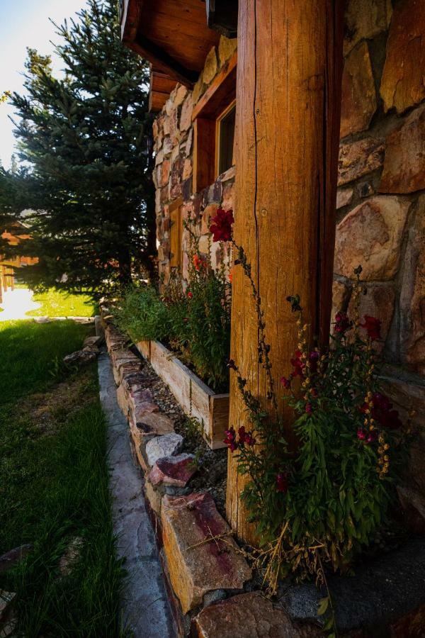 Embers Lodge & Cabins Биг Бэар Лейк Экстерьер фото